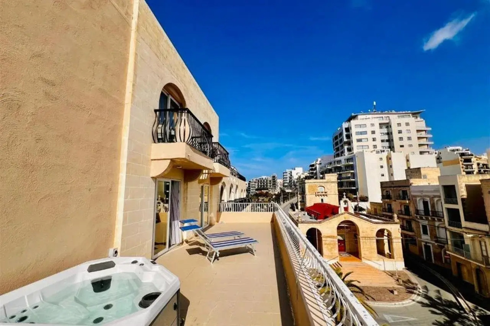 Gillieru Harbour Hotel