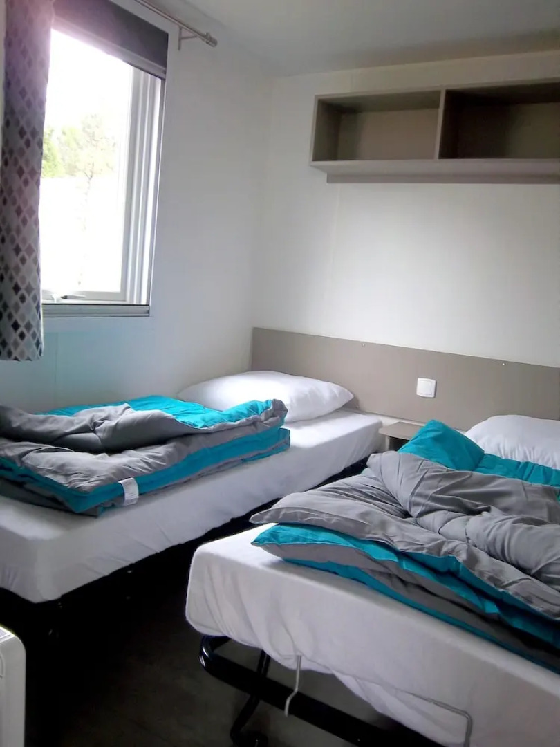 Bungalow With 2 Bedrooms in Saint-julien-en-born, With Pool Access and