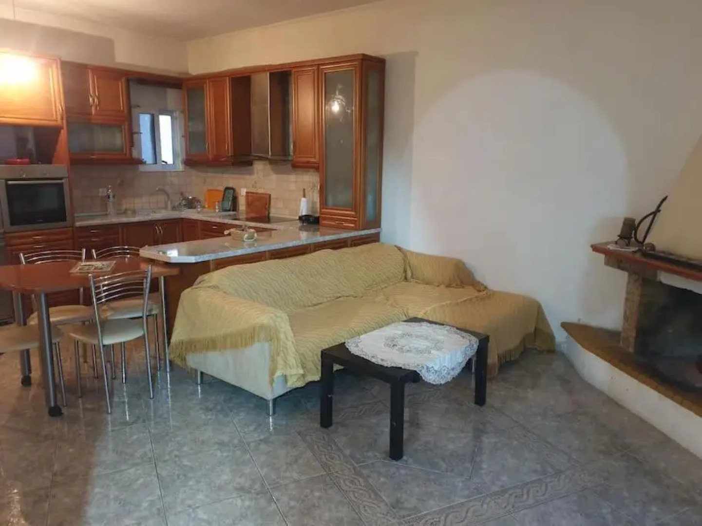 Πολυτελής όροφο διαμέρισμα, κοντά στην παραλία με εσωτερικό τζακι.