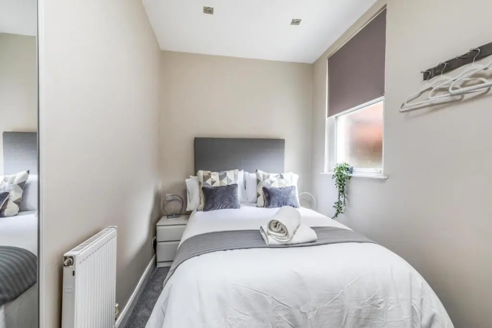 City & Beach at Your Reach - Courtyard & Parking