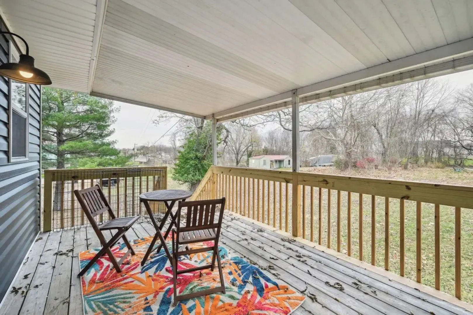 Vine Grove Home w/ Deck, 4 Mi to Saunders Springs!
