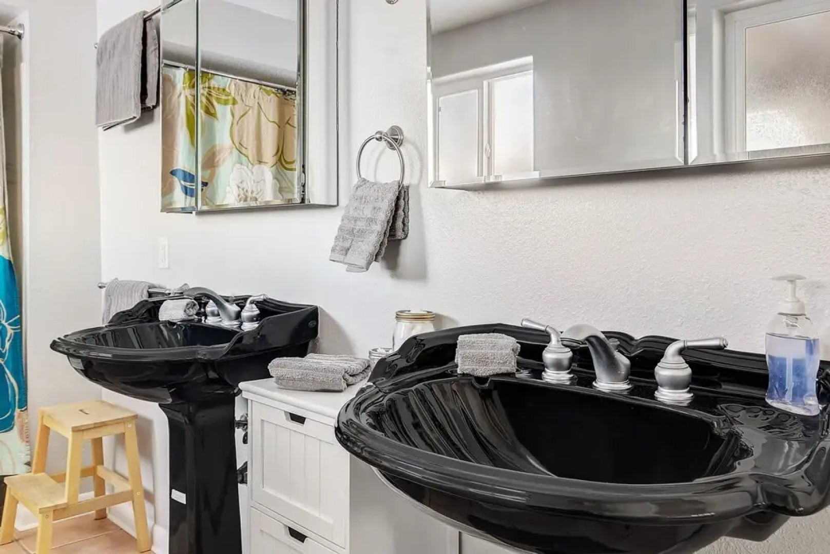 Klo6985 - Huge Home with Backyard Hot Tub! Parking