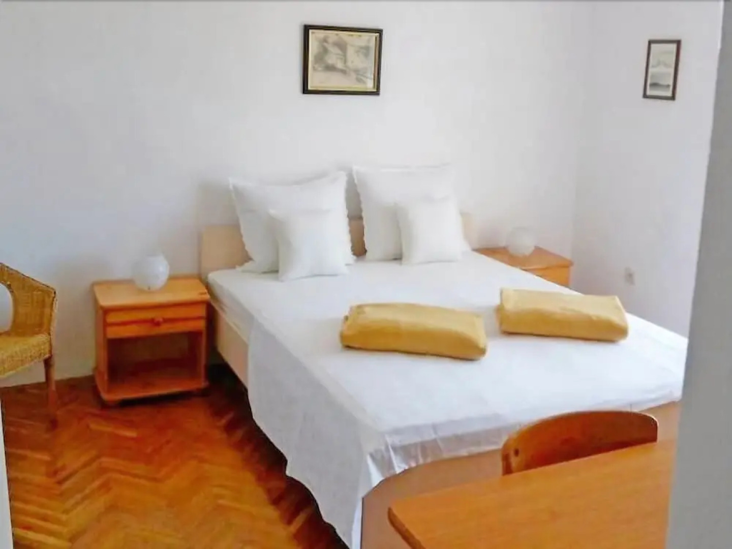 Apartments and Rooms Mladenka