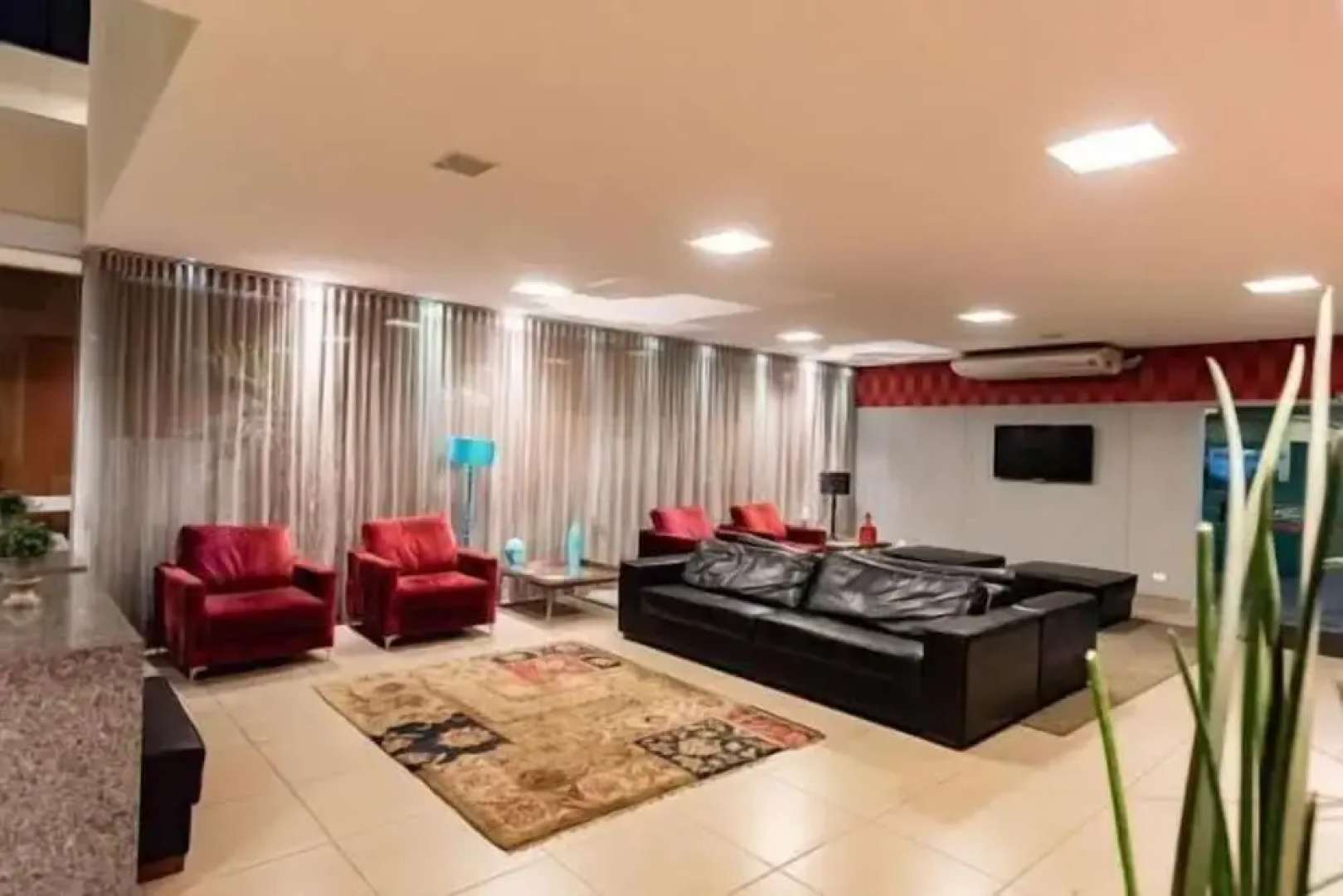 Colonial Flat Hotel