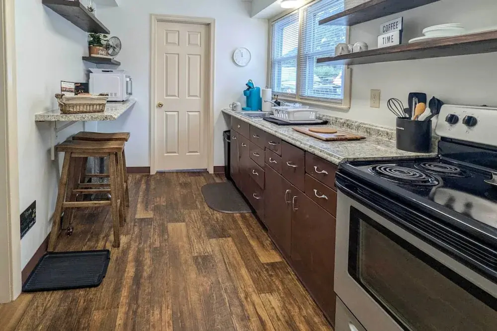 Walk to Restaurants & Shops: Apt in Pennsylvania!