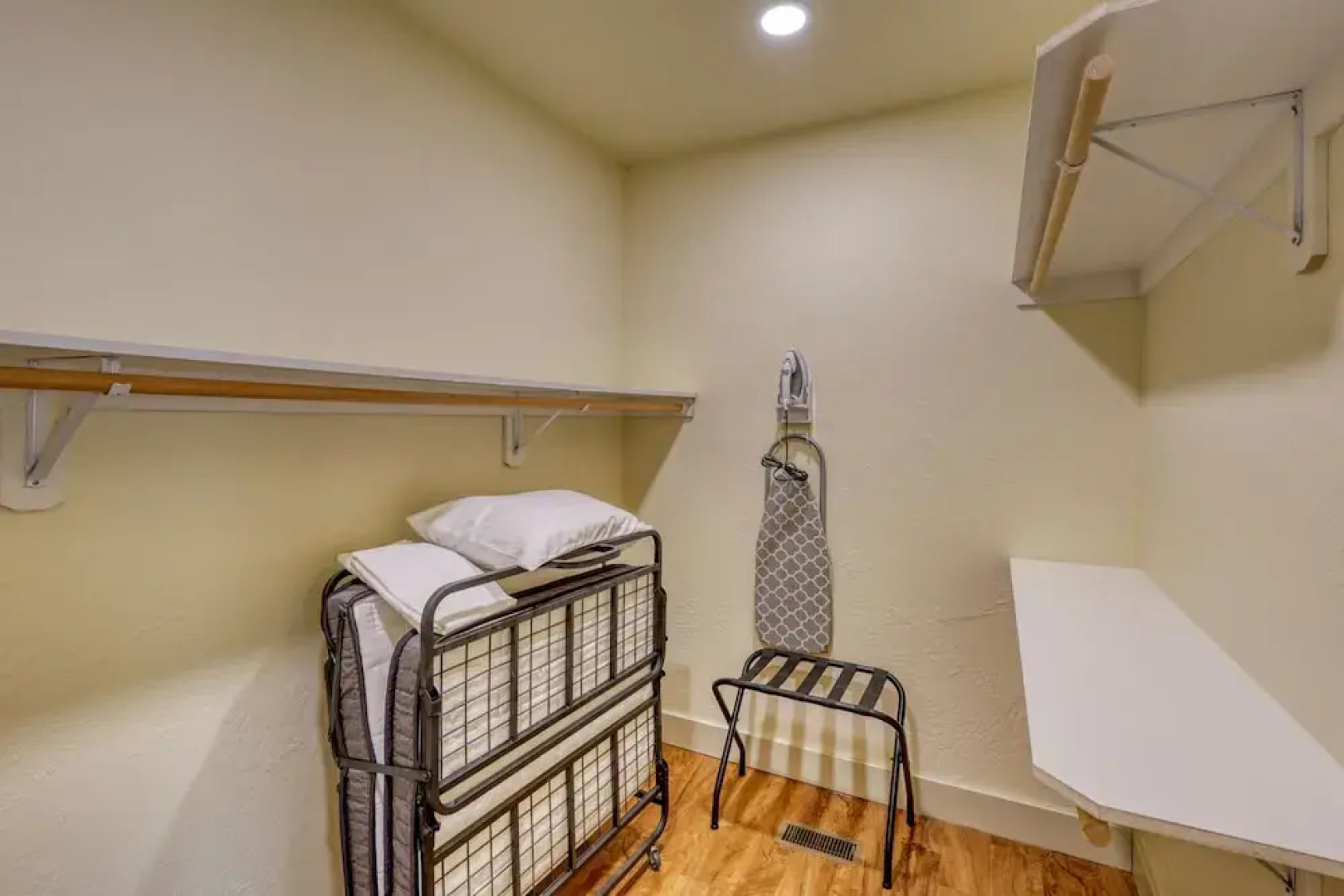 Serene Retreat King Bed at Rockerville Gold Town