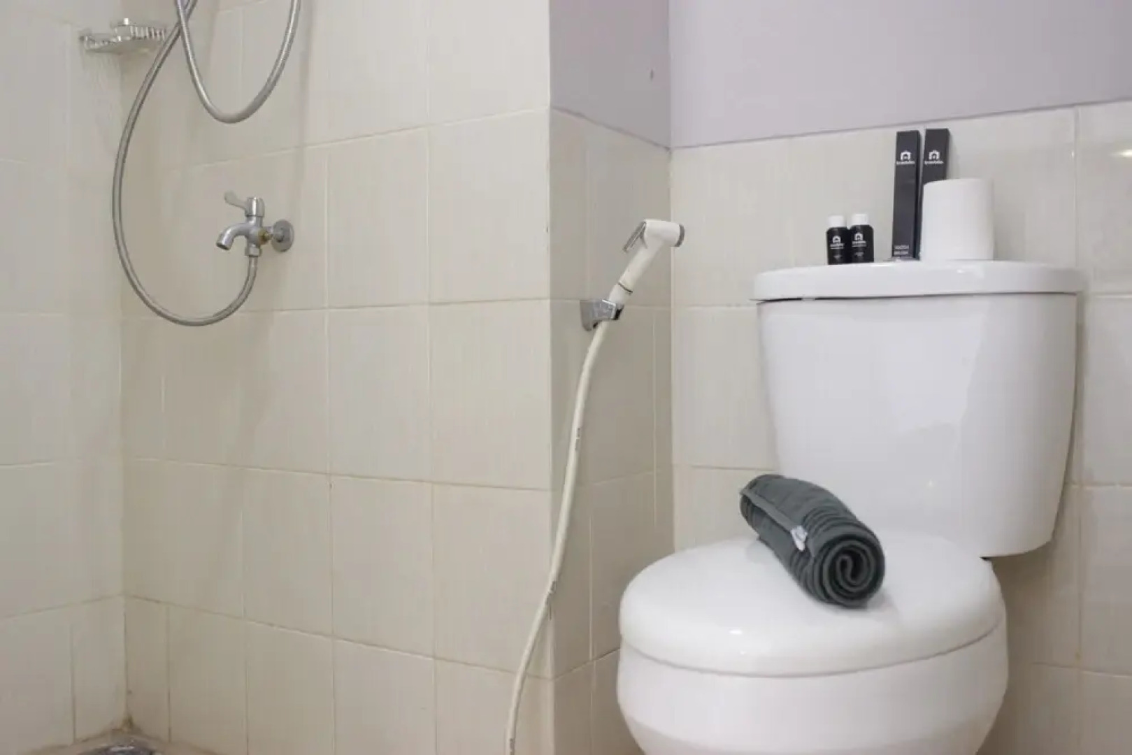 Relaxing Studio Apartment Easton Park Residence Jatinangor with Mountain View