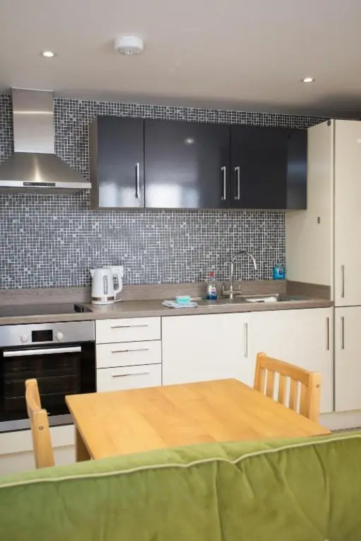 Gorgeous Central Studio with Balcony, 2 mins to Beach and Pier