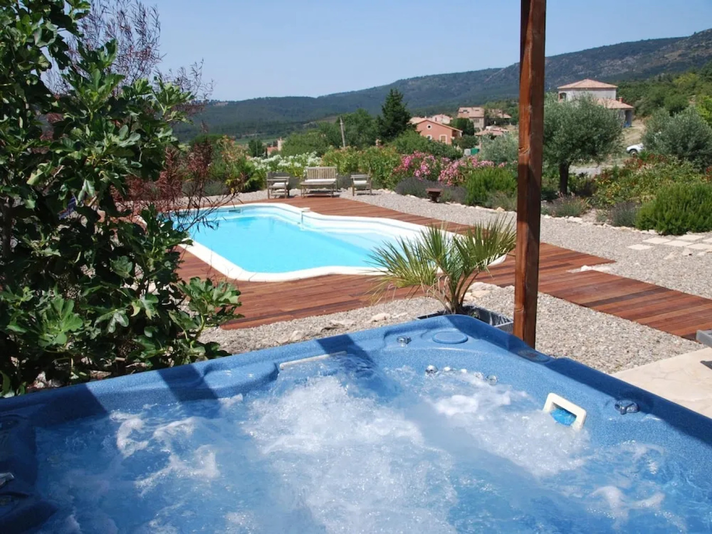 Spacious Villa With Private Swimming Pool and Jacuzzi