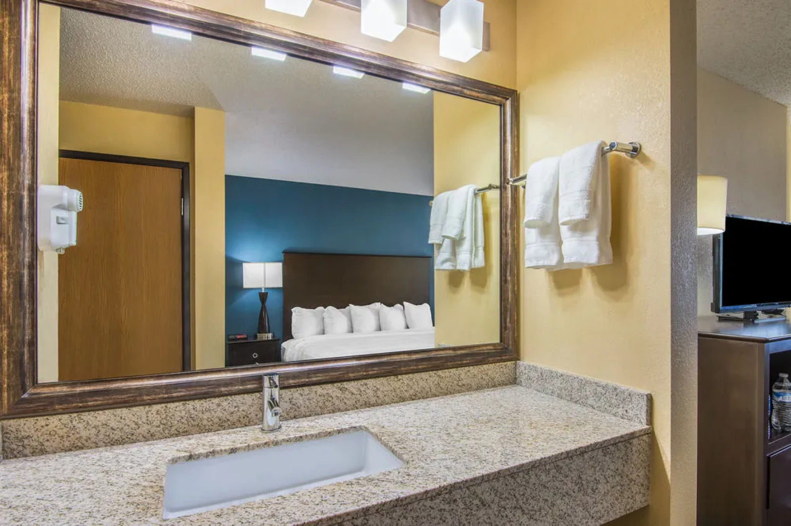 AmericInn Lodge and Suites