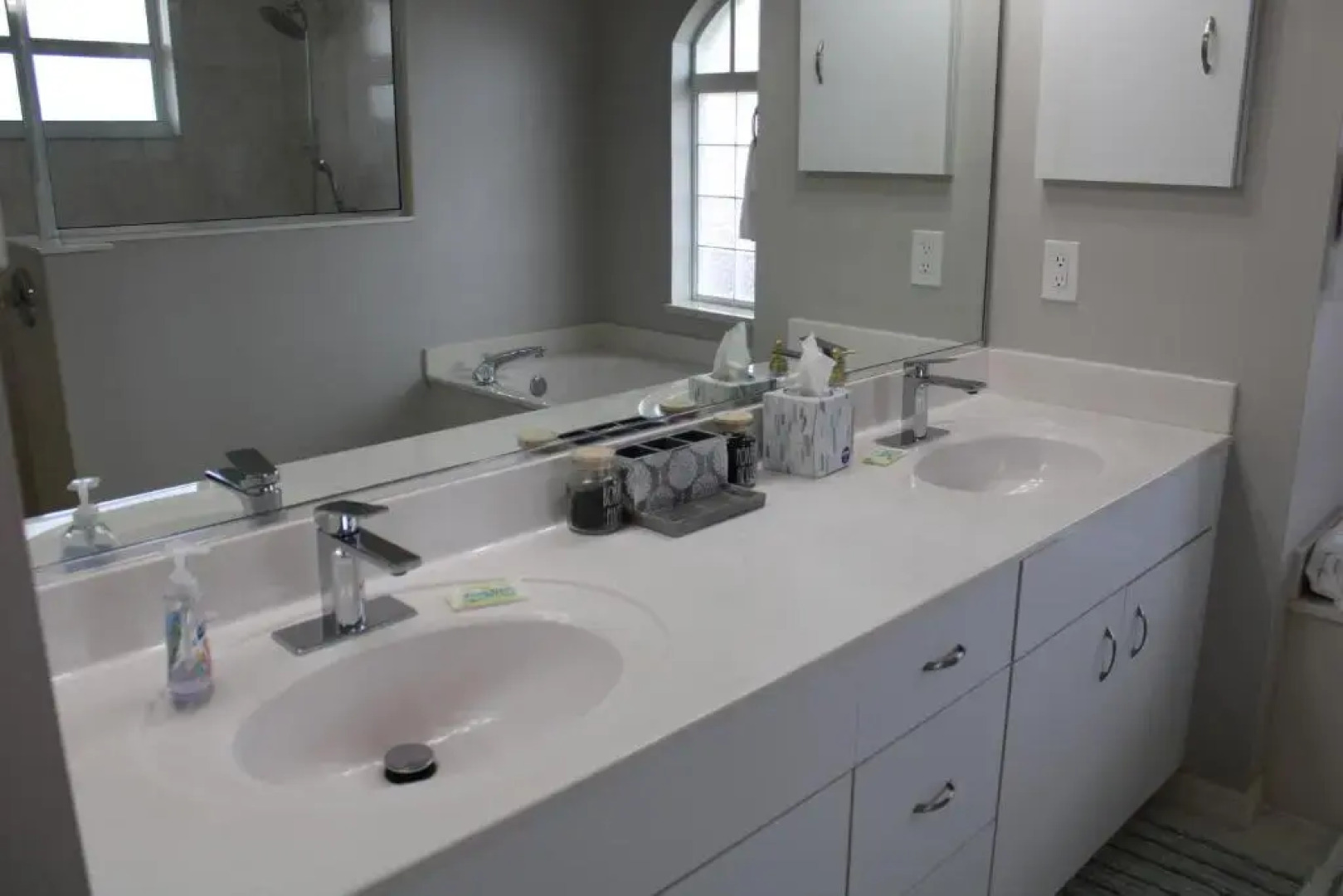 Spacious and private pool house, 15 min to beach