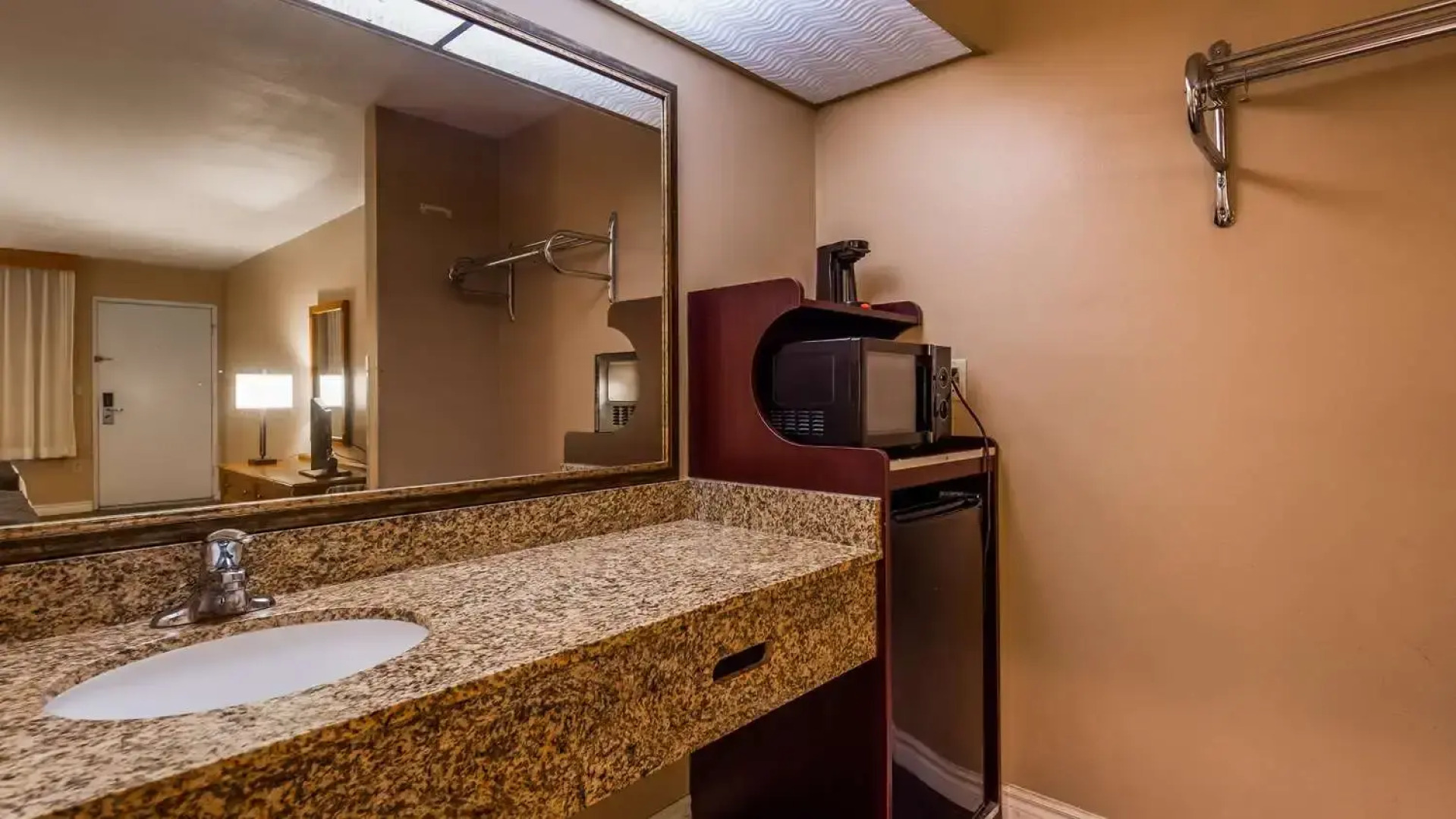 Studio 6 Corona, CA - West