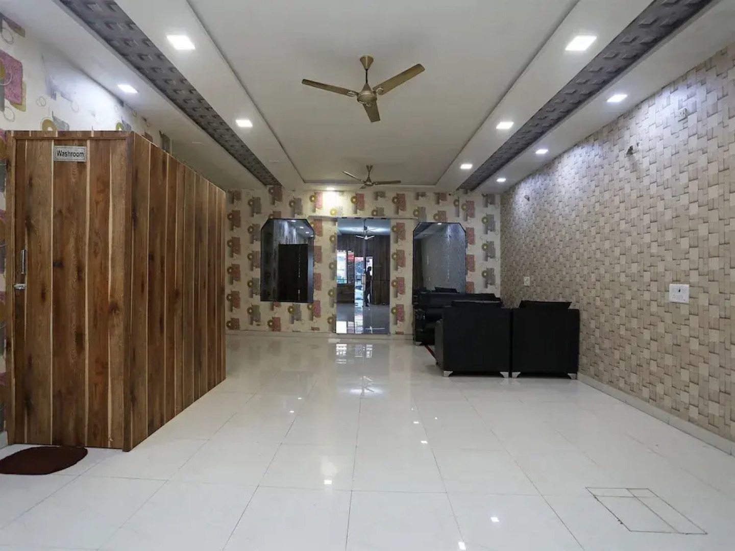 OYO 14949 Hotel Shashi Residency