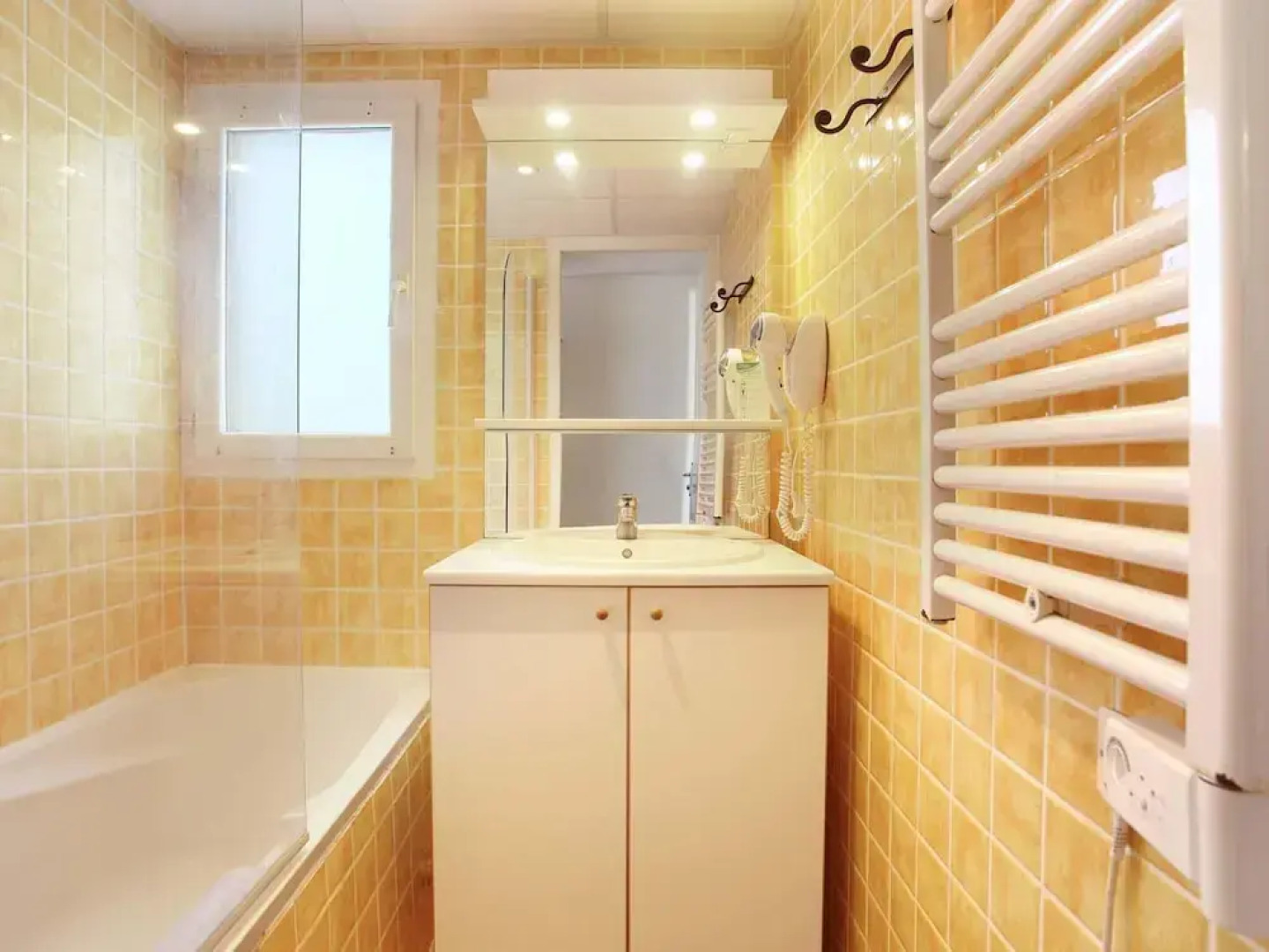 Apartment in Greoux-les-bains Near Lakes