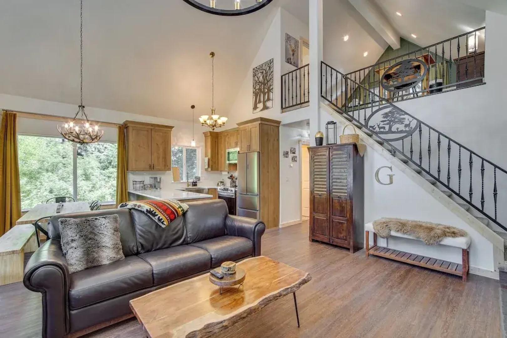 Unwind in Cle Elum: Hot Tub & Cozy Fireplace!