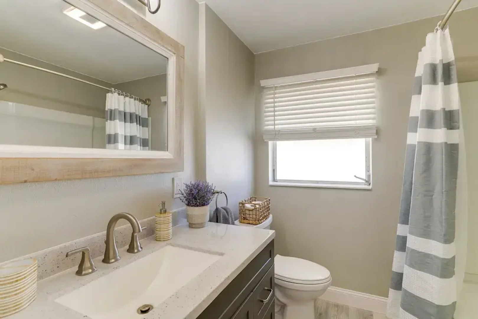 Private Hot Tub: Breezy Seminole Stay!