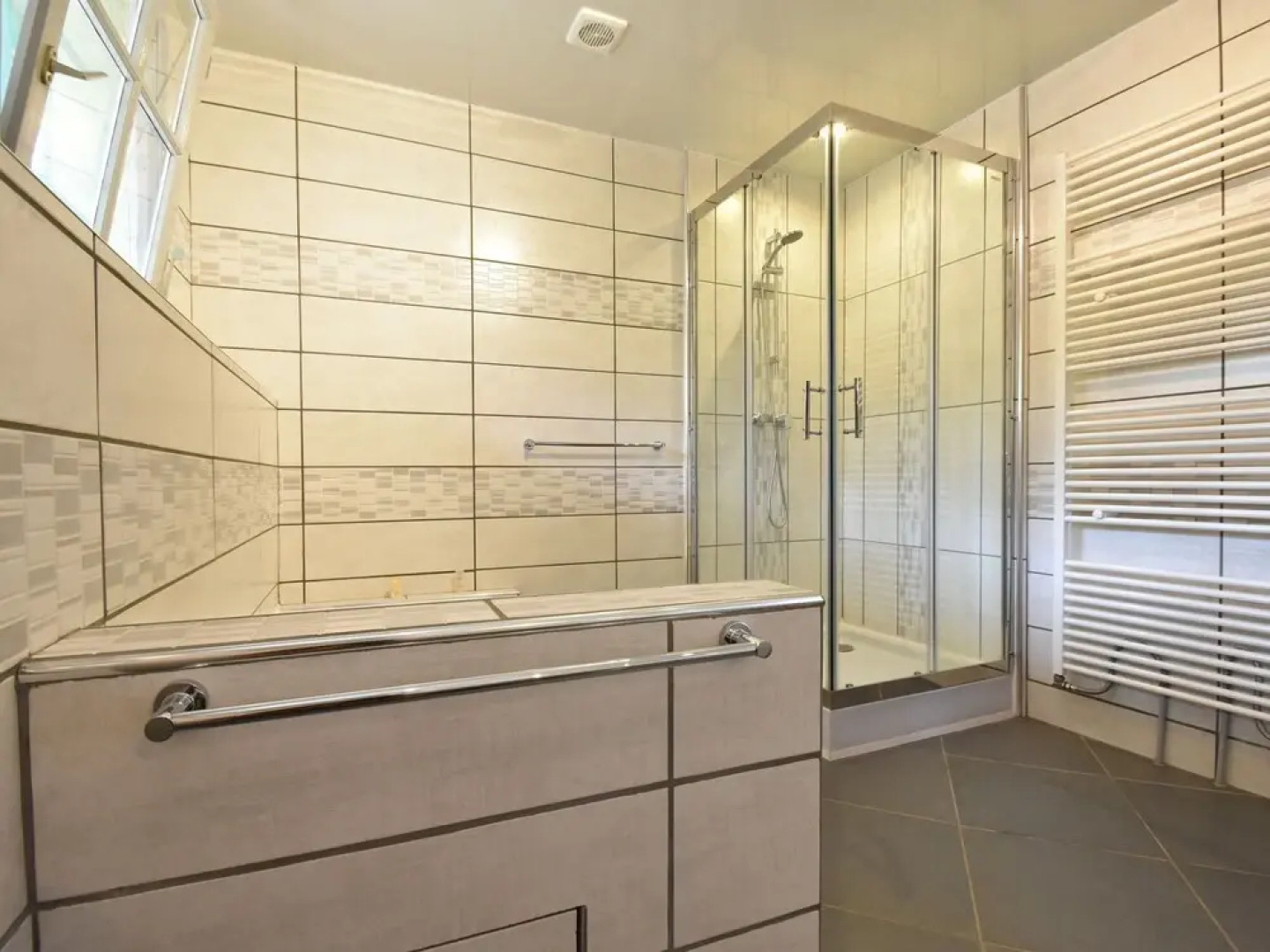 Modern Holiday Home in Vault-de-Lugny with Meadow View