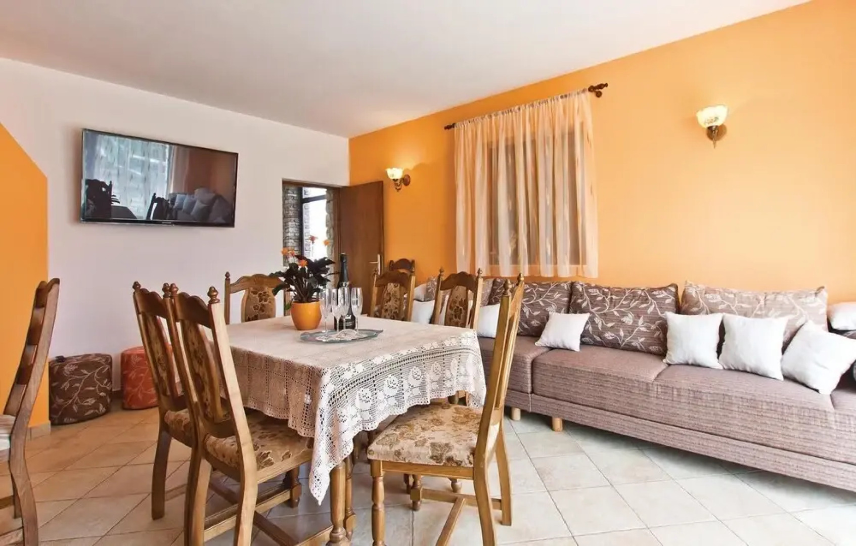 Awesome Home in Visnjan with Hot Tub, Sauna & WiFi