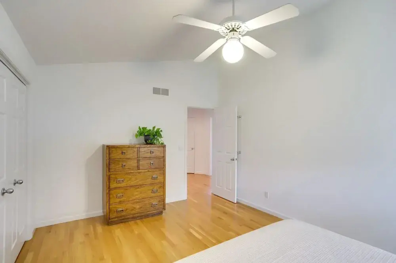 Modern & Spacious Home - 6 Mi to Dtwn South Bend