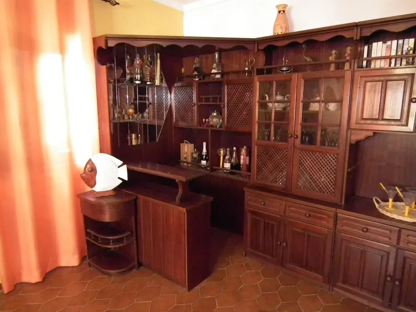 80s RetroStyle Villa