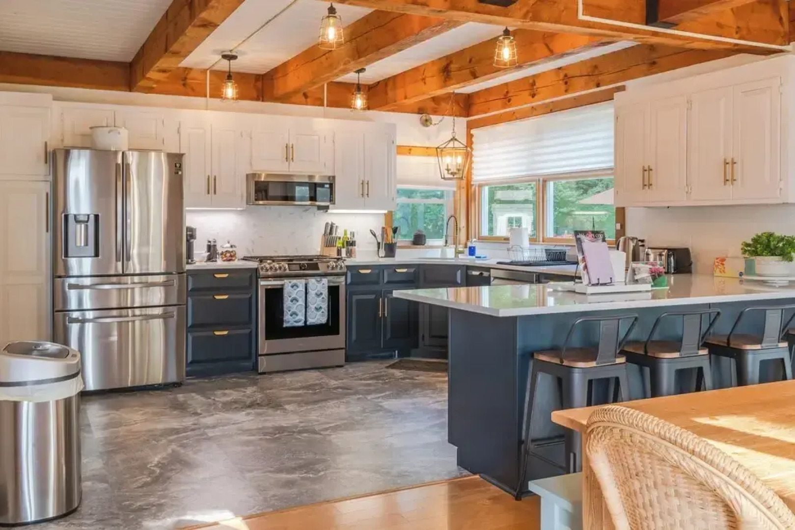 Private Pool & Screened Deck: Mashpee Home!