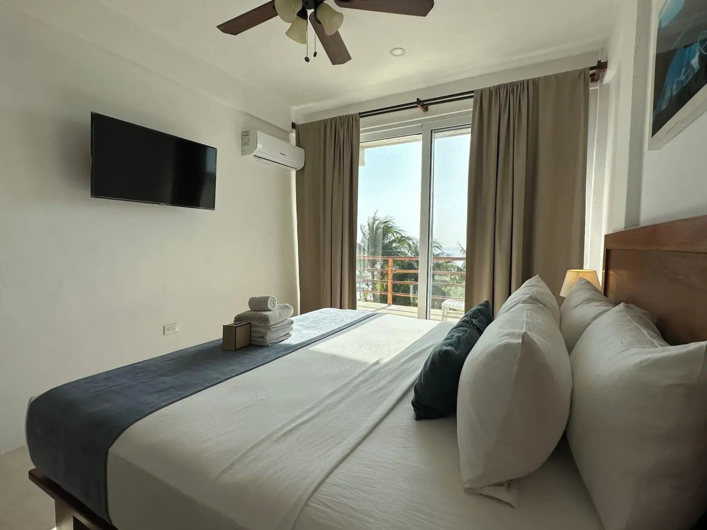 Noah Beach Hotel & Suites