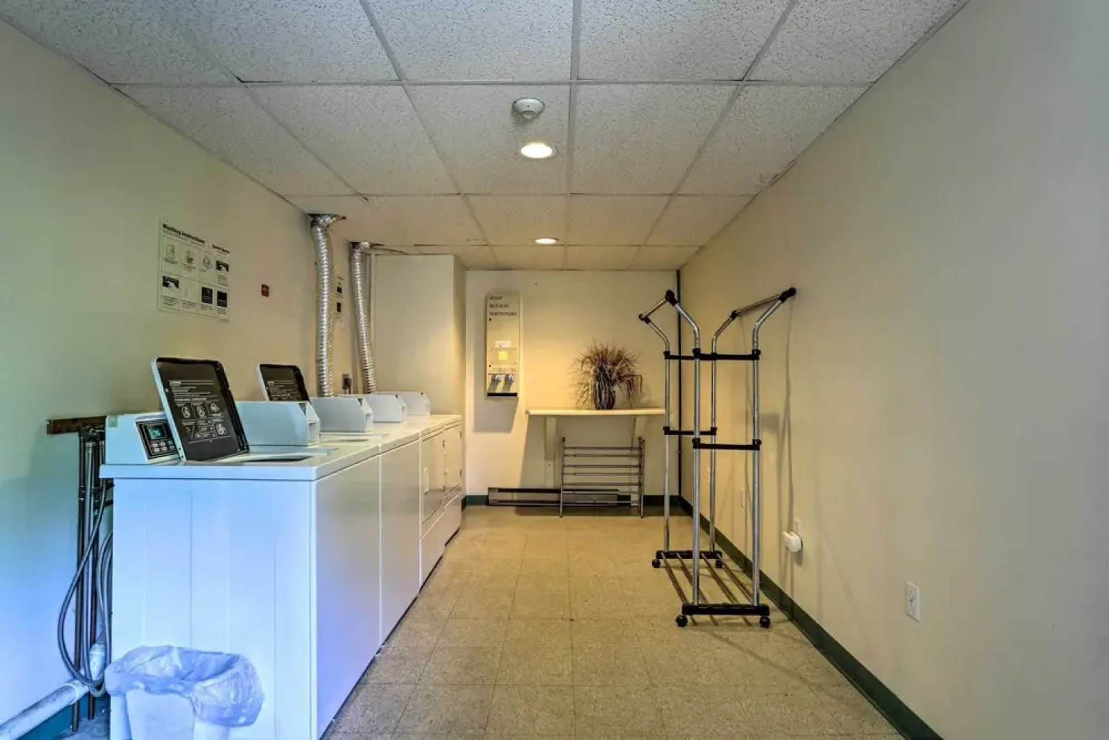 Lake Getaway: Walk Across Street to Private Beach!