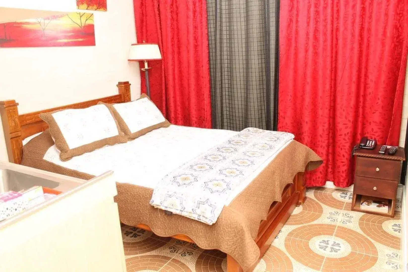 Hollywood Paradise Hotel