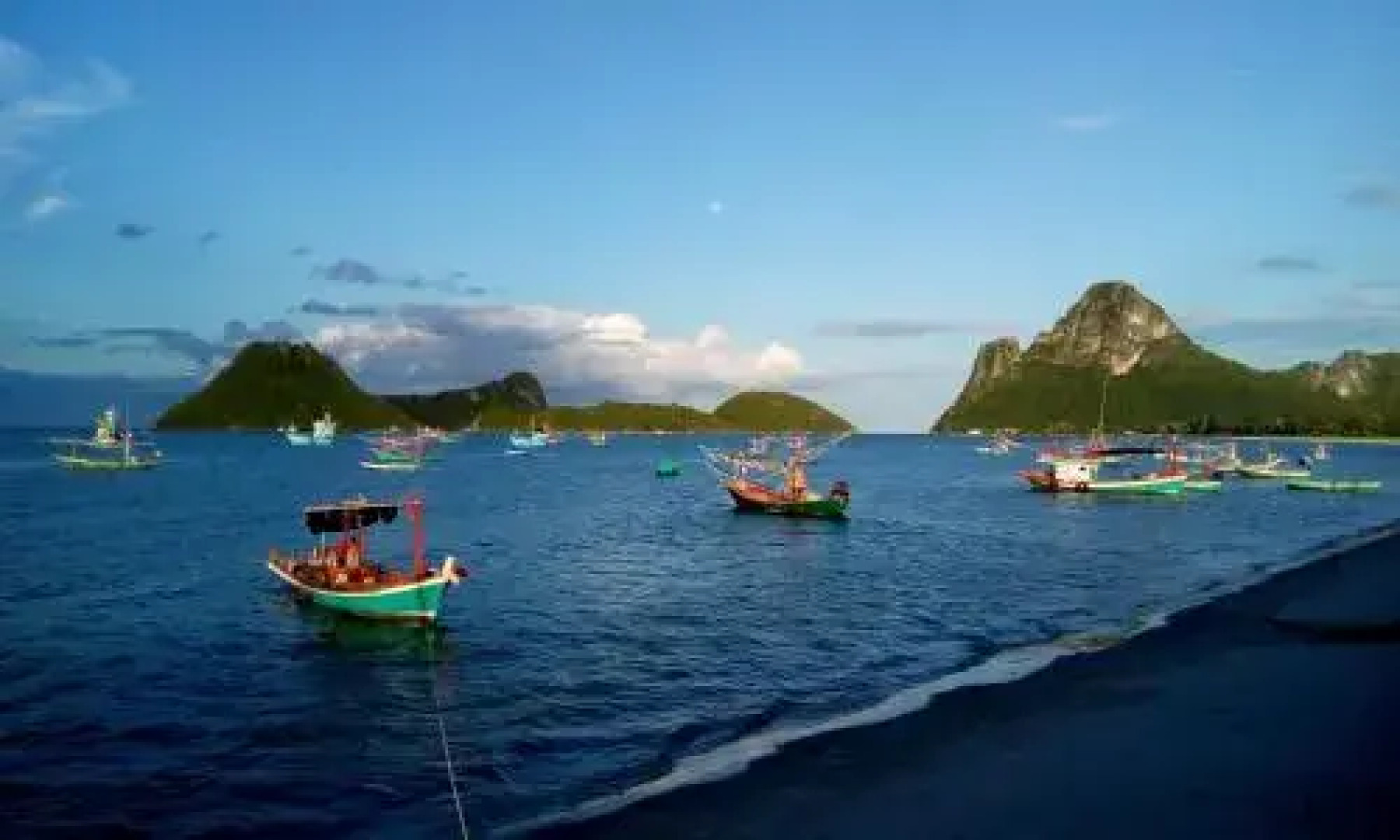 SeeSea Thai wooden house on beachfront