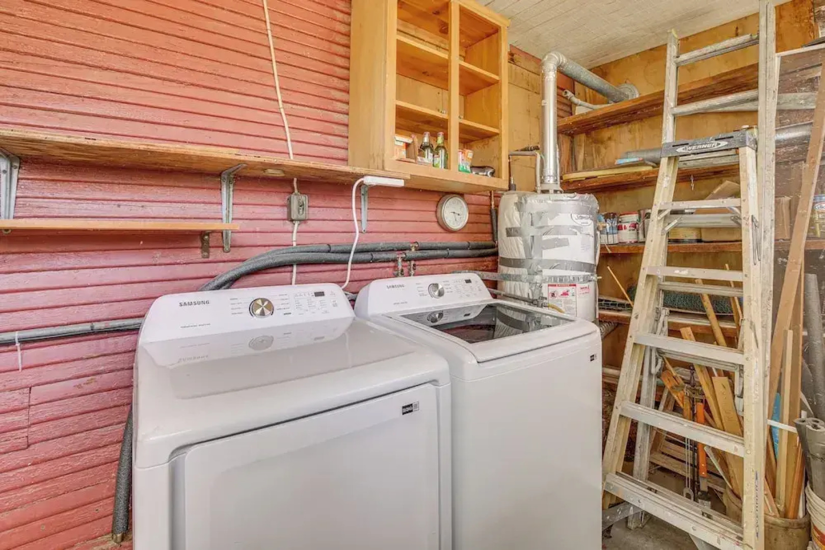 Cozy Crestline Cabin w/ Mountain-view Balcony!