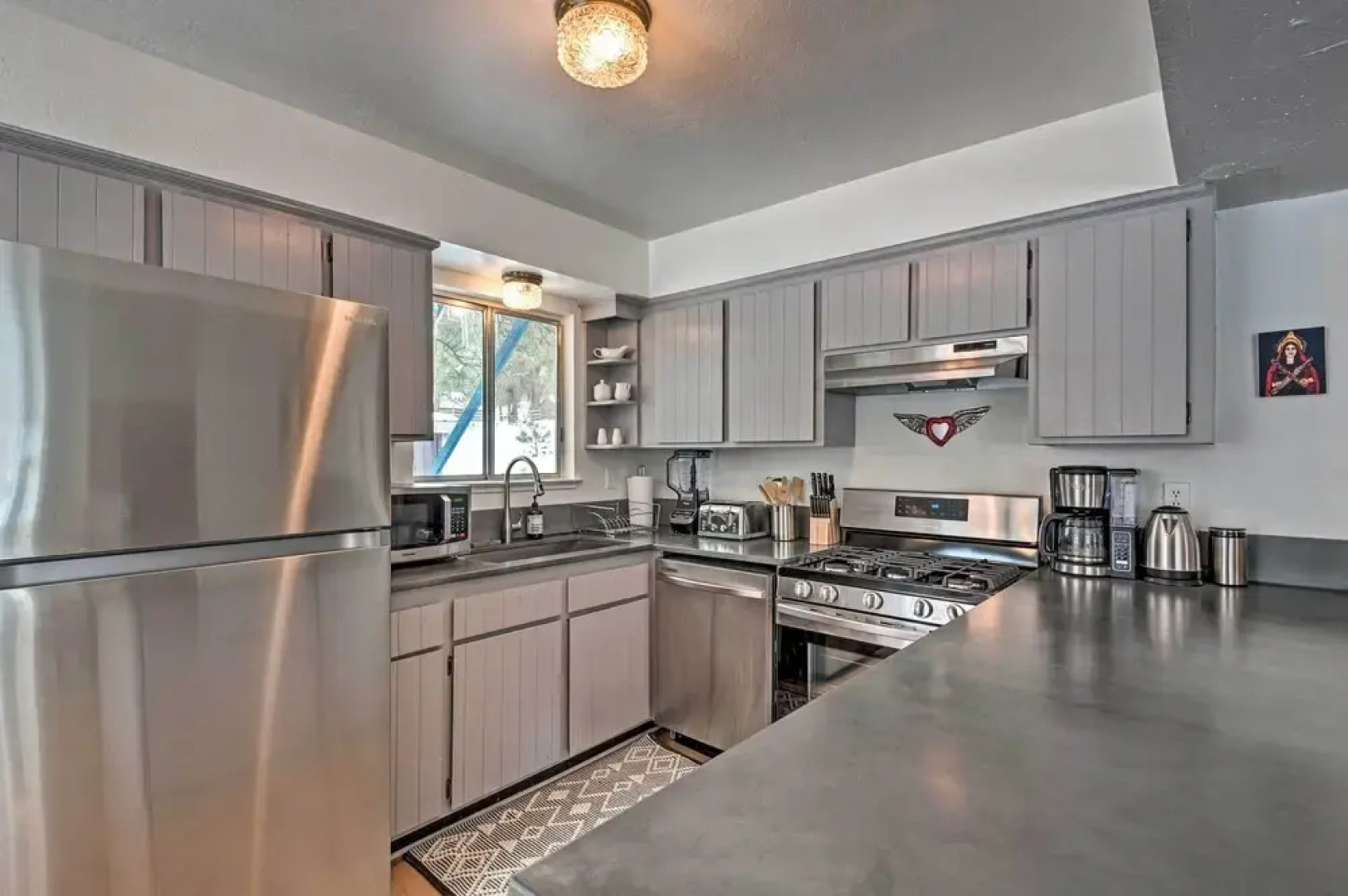 Peaceful & Upscale Ski Cabin: 11 Mi to Heavenly!