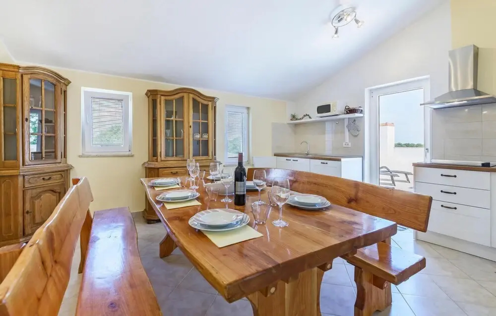 Stunning Apartment in Muntic With 3 Bedrooms and Wifi