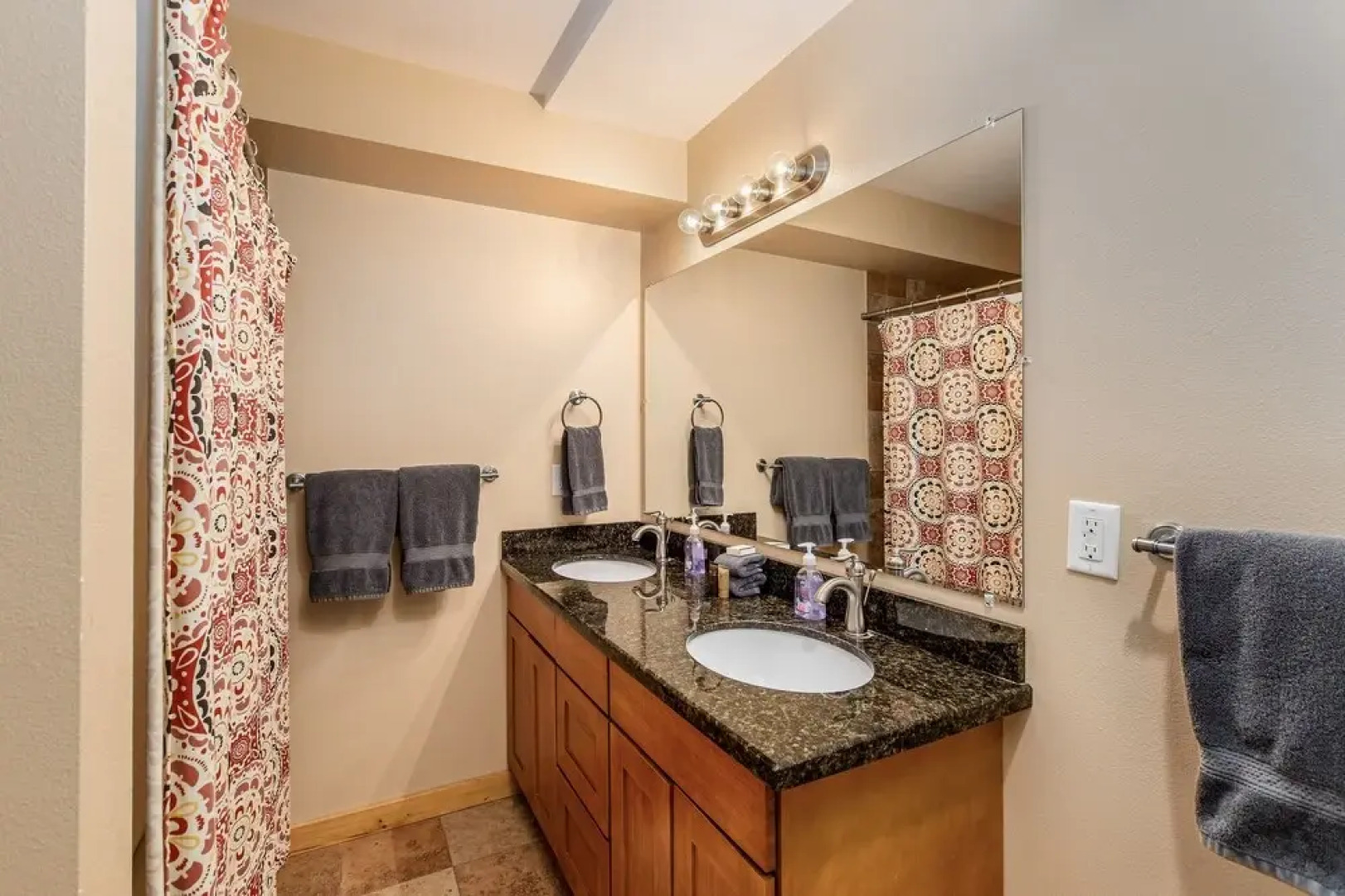 Peterson Acres 3 Bedroom Home by NW Comfy Cabins by RedAwning