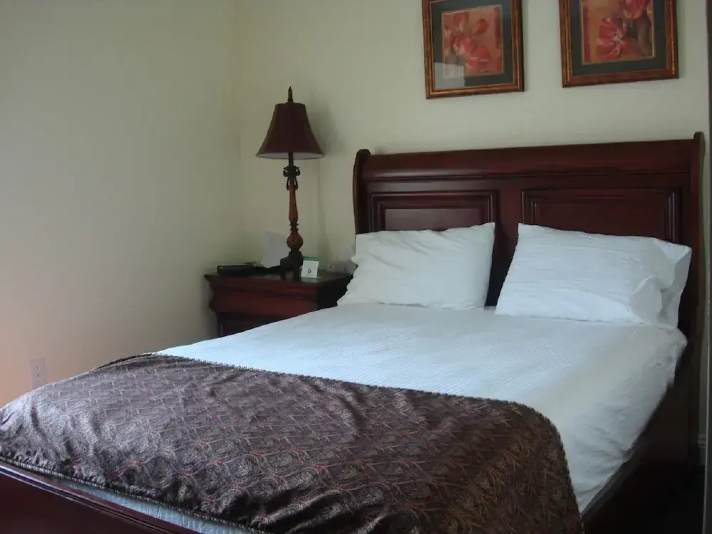 The City Hotel Bar & Grill