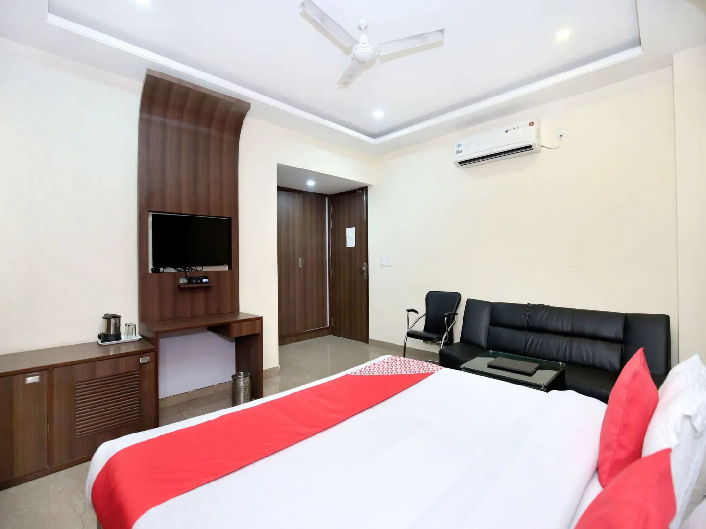 OYO 5710 The Majestic Crown Hotel