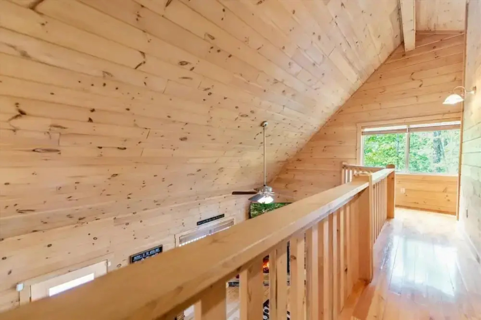 Firefly-pristine Mountain Cabin With hot tub Screened Porch Fire pit Wifi