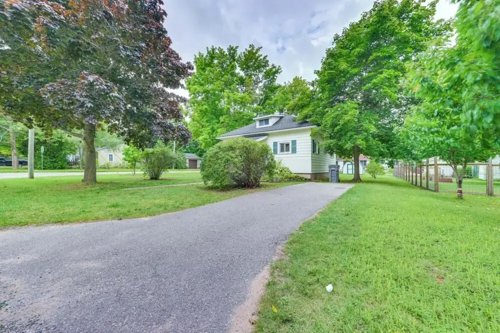 Walk to Lake Michigan: Pet-friendly Charlevoix Gem