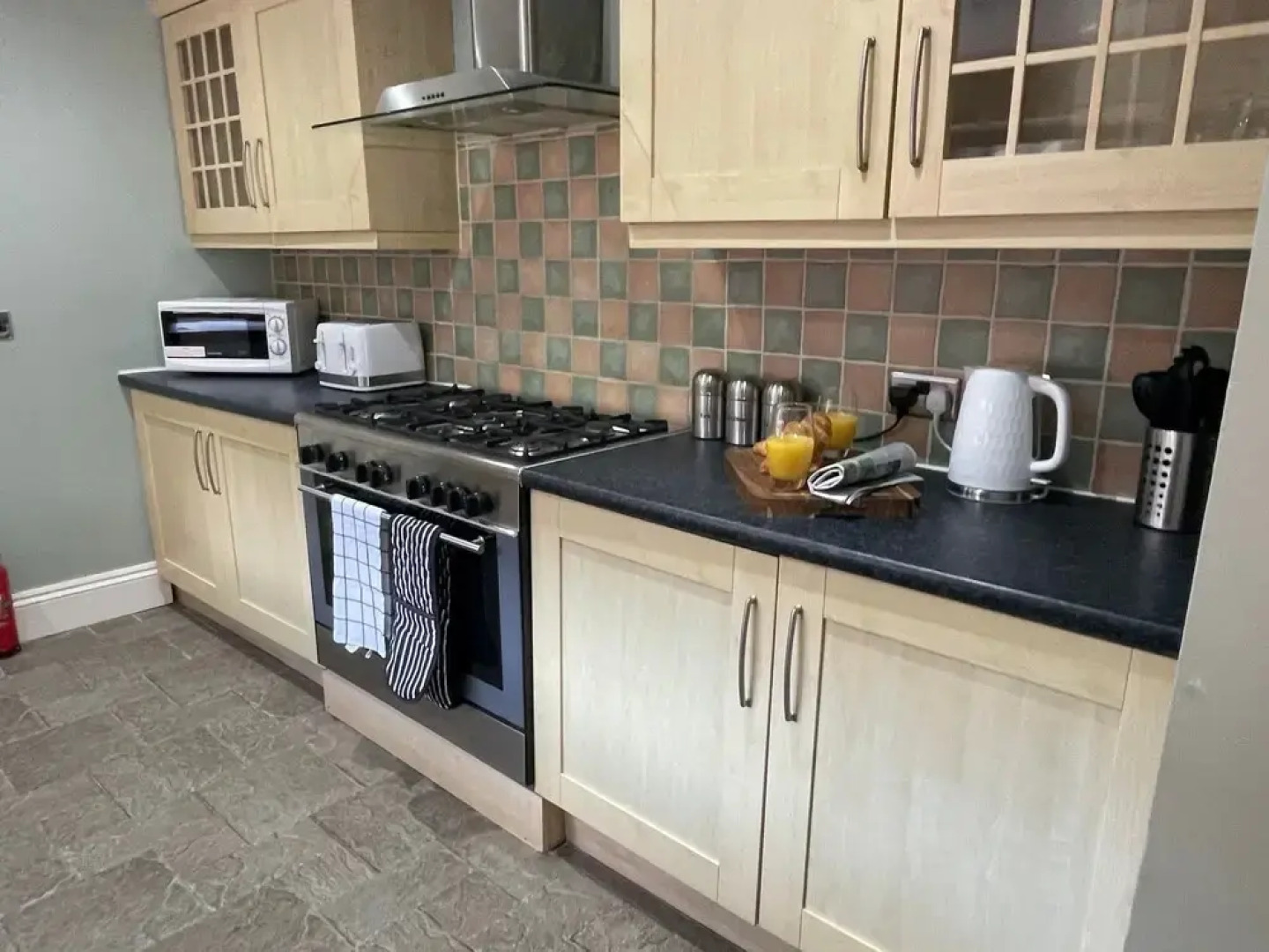 Lovely 3 Bedroom Apartment In Newcastle Upon Tyne With Free Parking