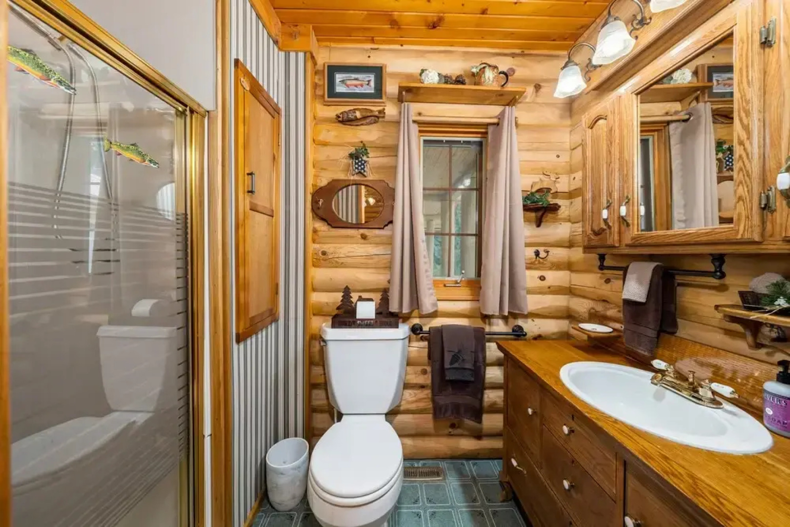 Log Cabin w/ Private Hot Tub on Wenatchee River!
