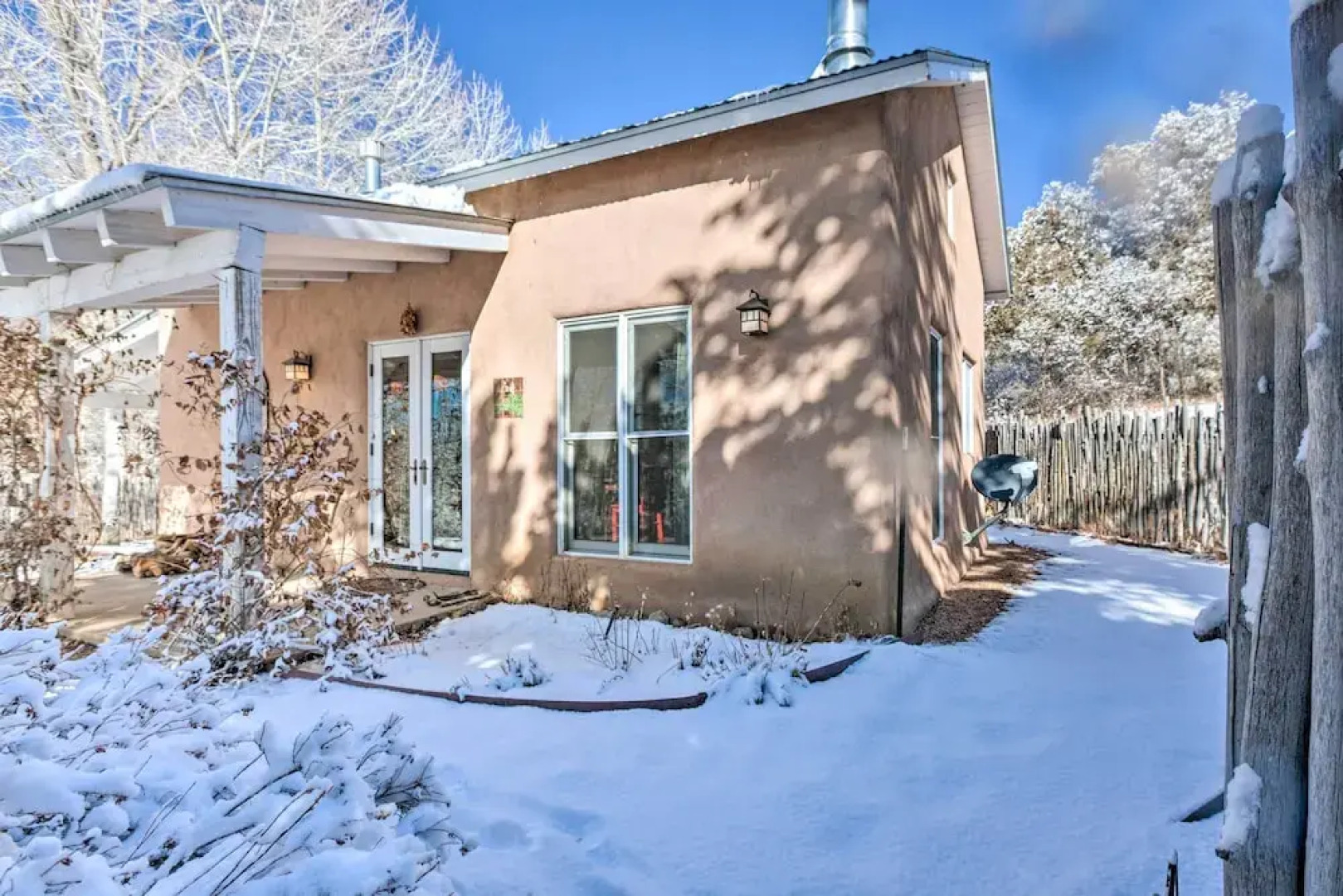 Unique Casita w/ Kiva Fireplace: 11 Mi to Taos Ski