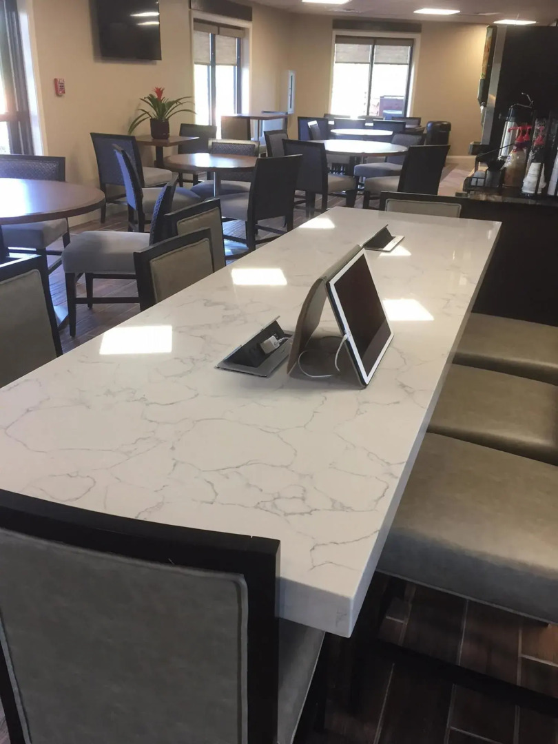 Aiden by Best Western Warm Springs Hotel and Event