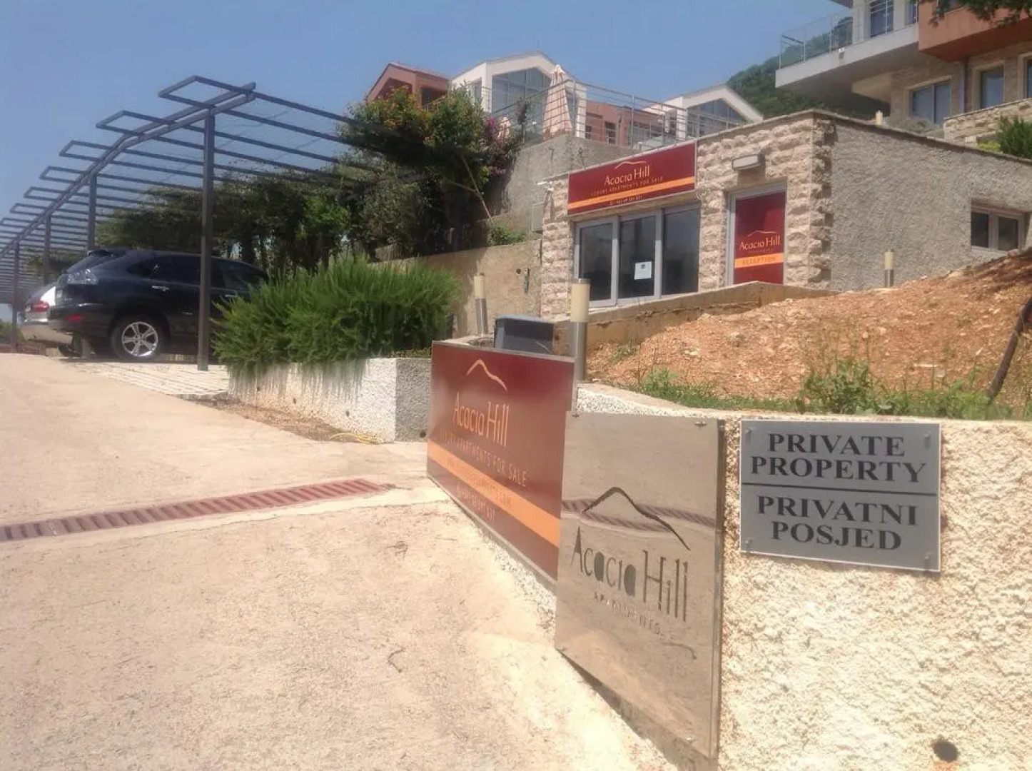 Acacia Hill, Djenovici