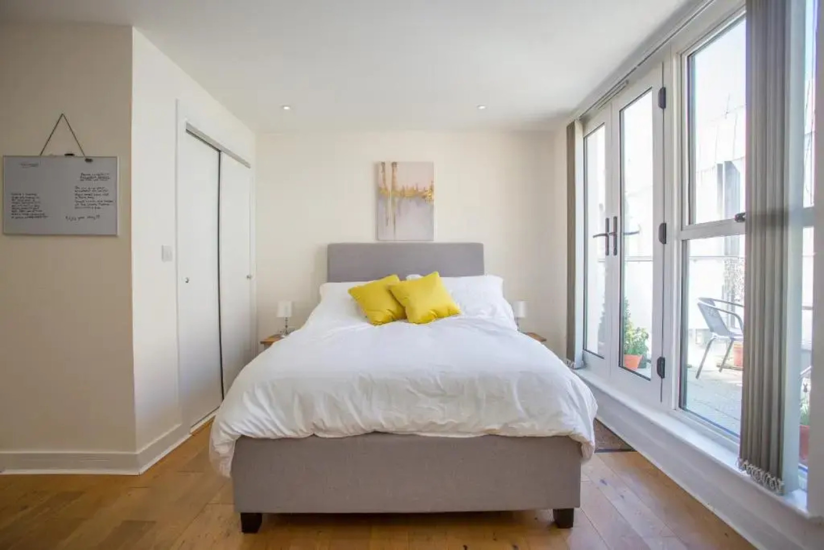 Gorgeous Central Studio with Balcony, 2 mins to Beach and Pier