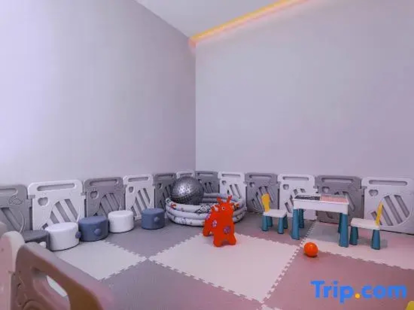 Jiulong Yipin Hotel (Pingba South Station District Government)