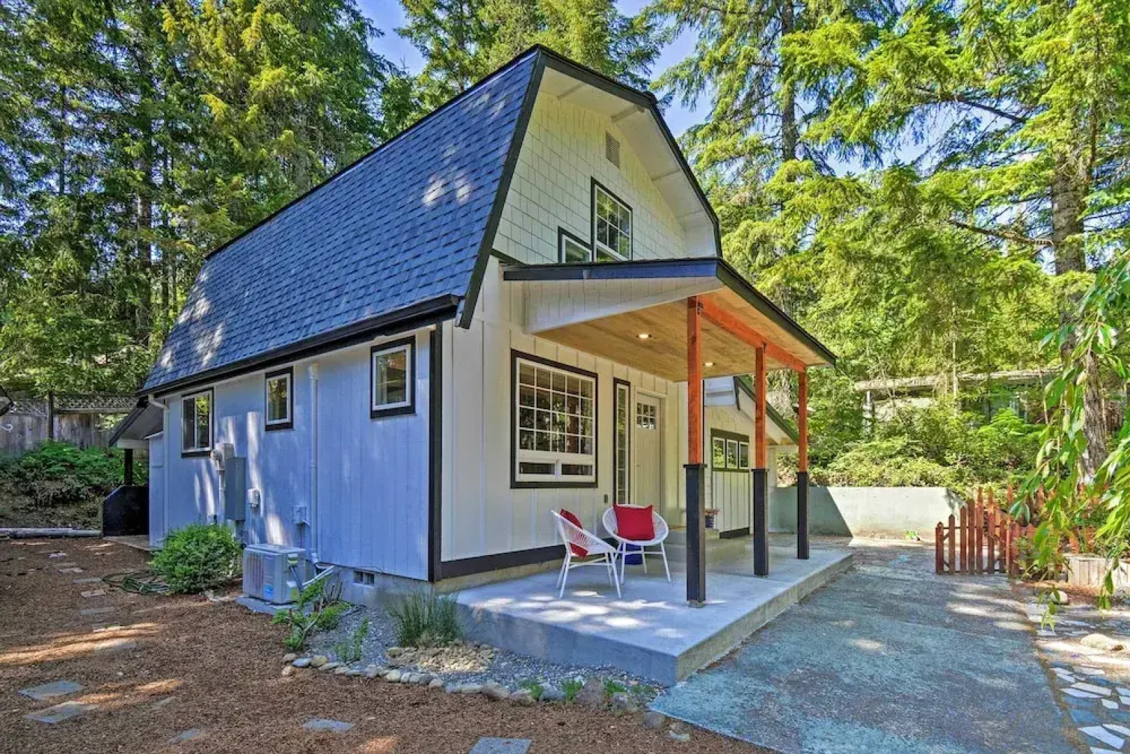 Quaint Lake Cushman Cottage w/ Private Access!