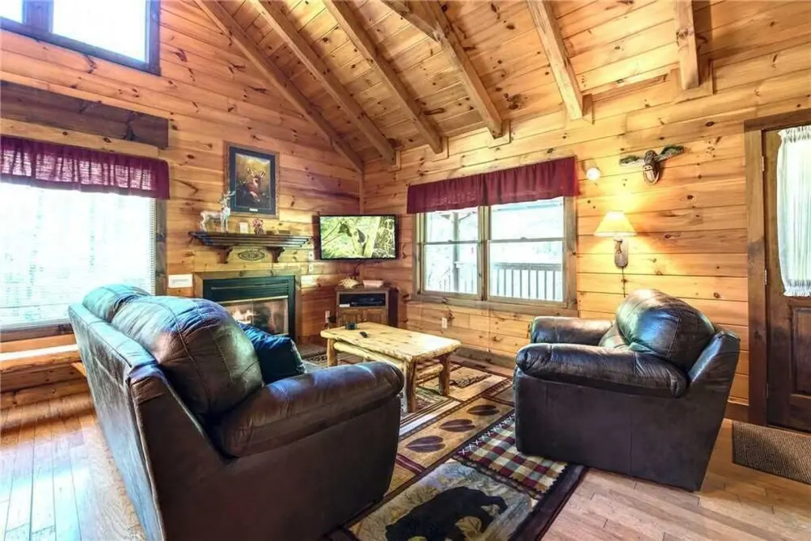 Fawn Cabin 1 Bedroom Home with Hot Tub