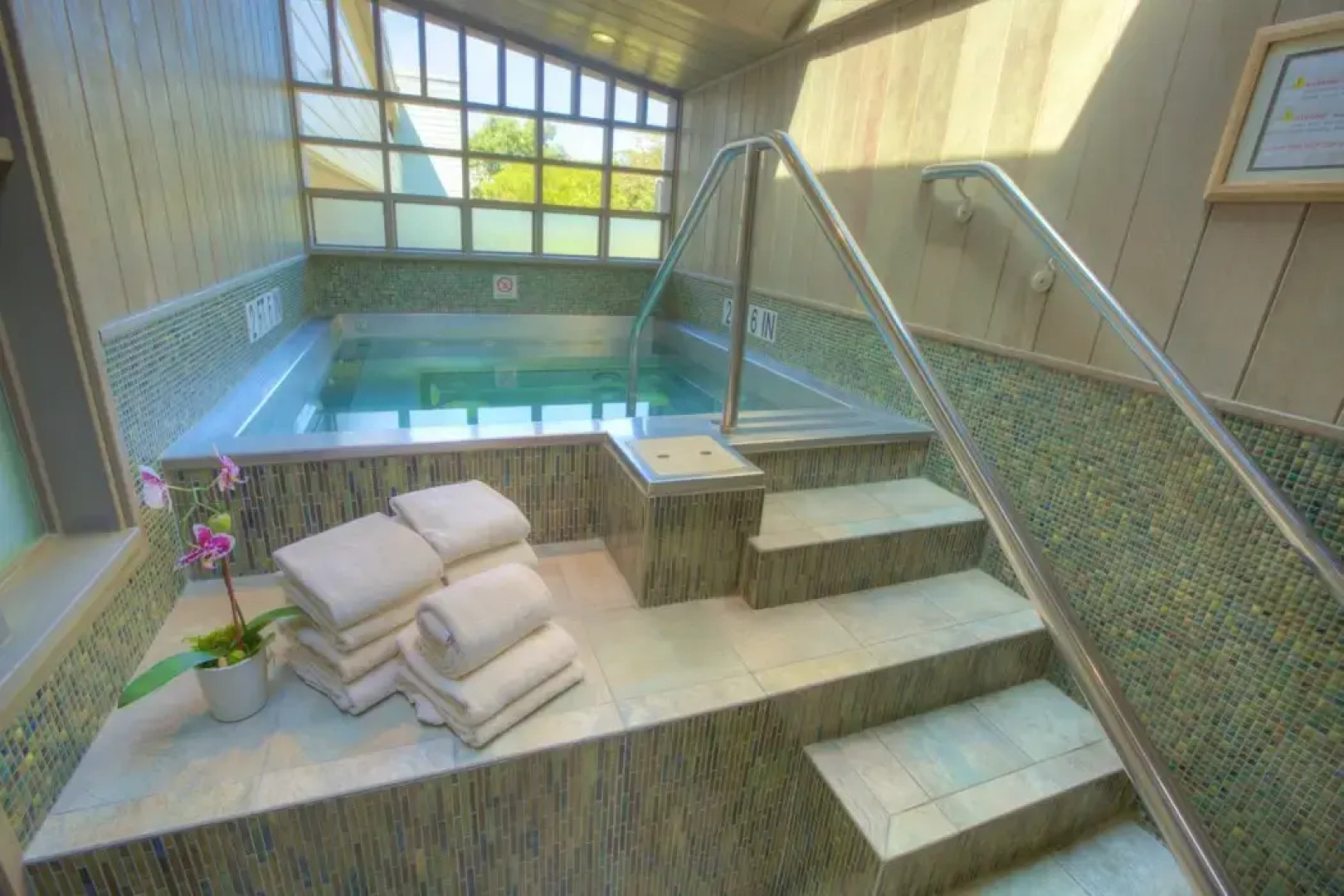 456 Embarcadero Inn & Suites