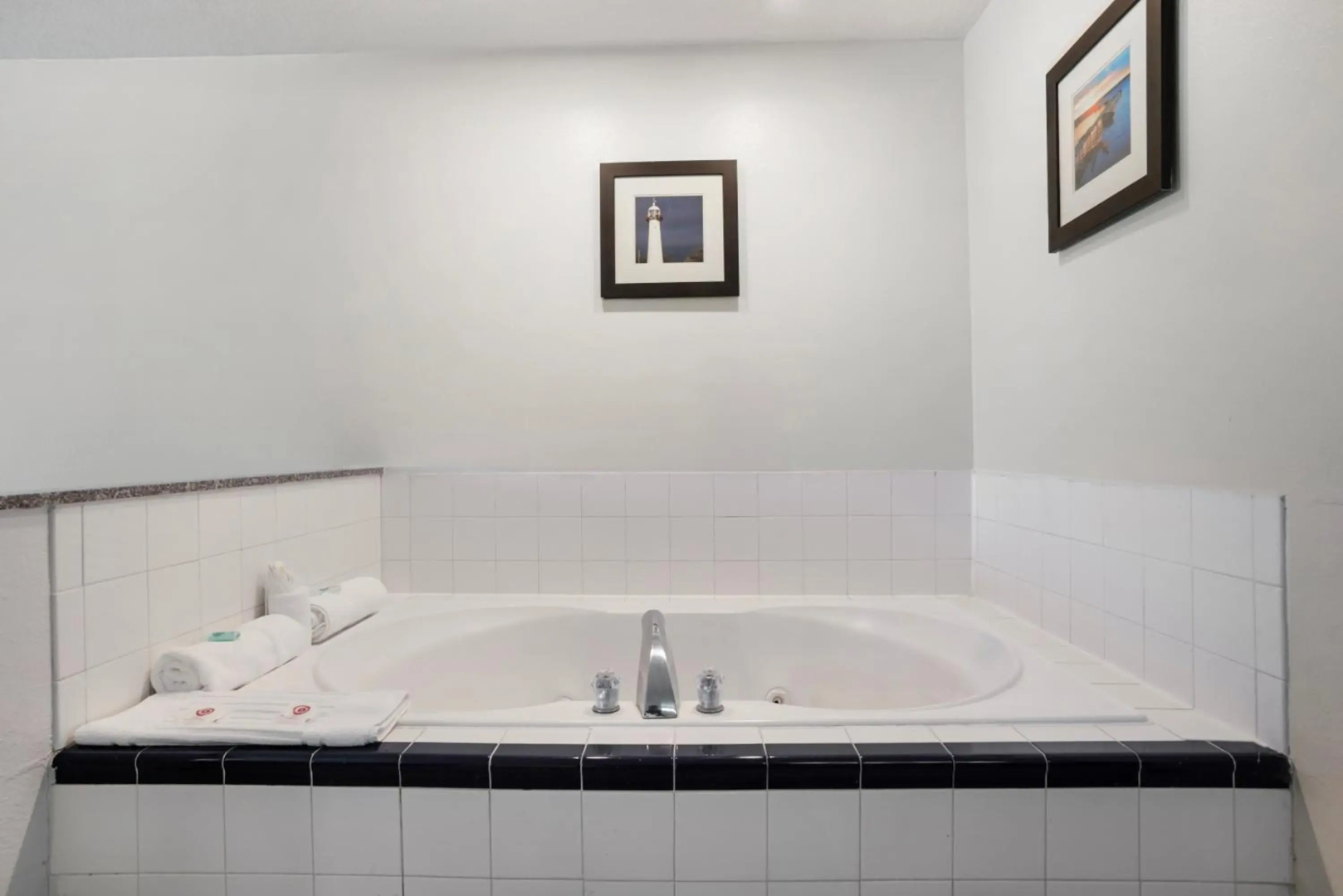 Magnolia Bay Hotel & Suites