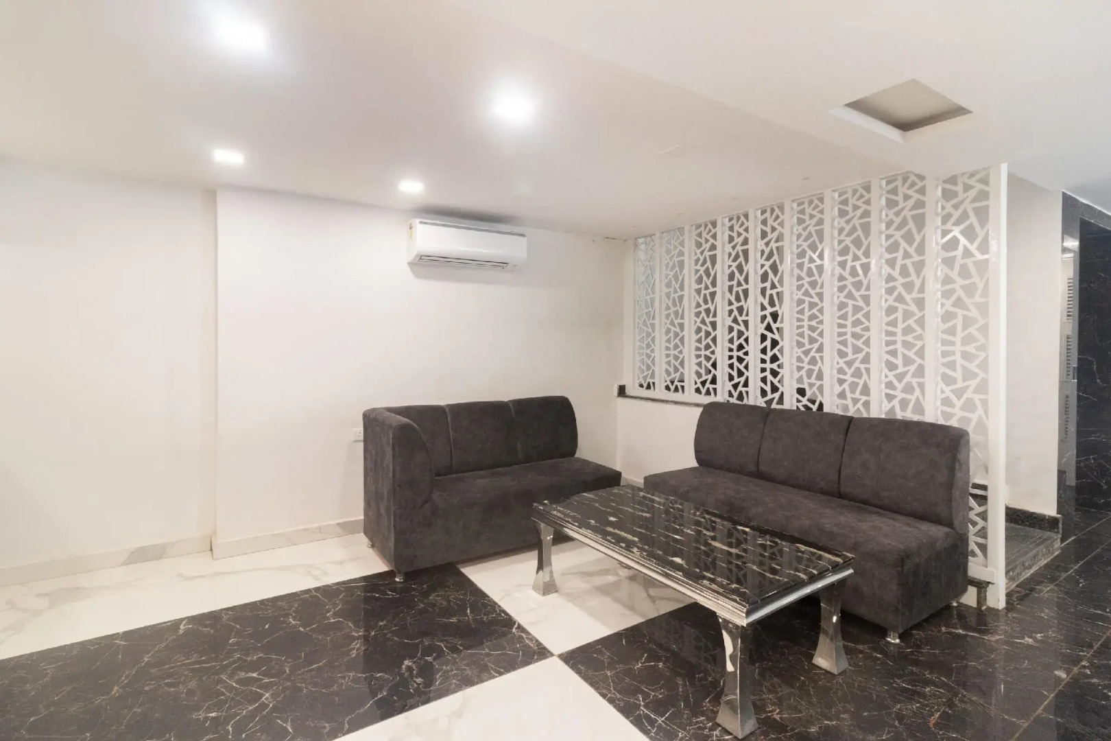 Capital O 64550 Hotel Kuber Inn