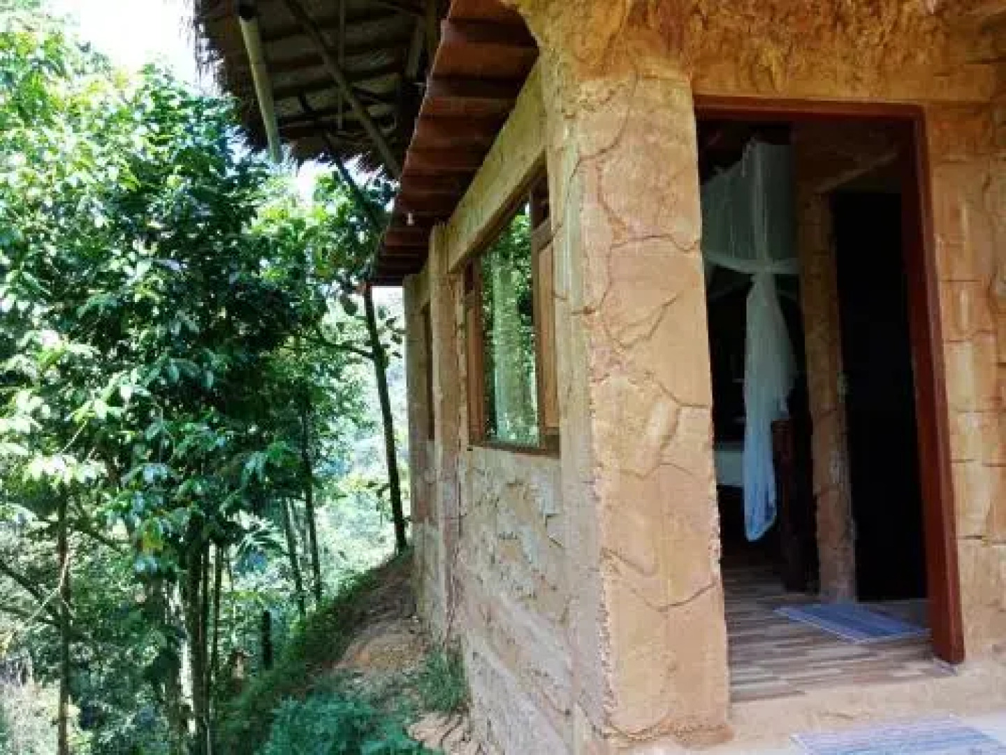 On The Rocks Bungalows & Restaurant